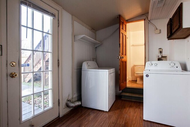 Building Photo - 1405 Charles St