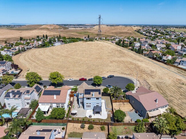Building Photo - Gorgeous 4 Bedroom with SOLAR in Shadow Lakes!