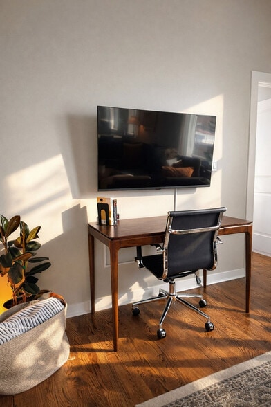 Building Photo - 736 N Throop St