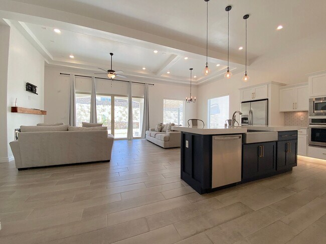 Building Photo - West El Paso Cimarron Neighborhood Stunning 4 bed/2.5bath