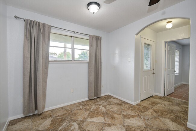 Building Photo - 811 W 7th St