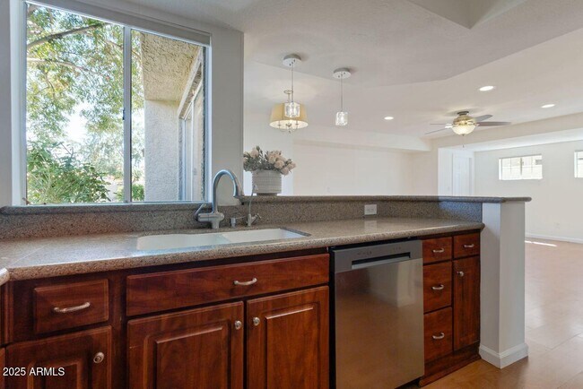 Building Photo - 4020 E Laurel Ln