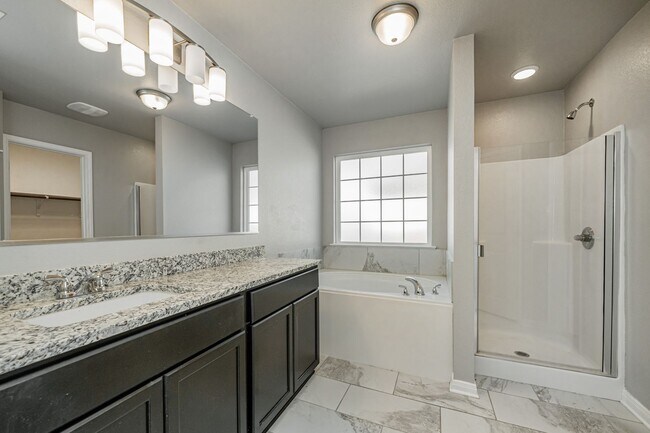 Building Photo - 525 Fallbrook Dr