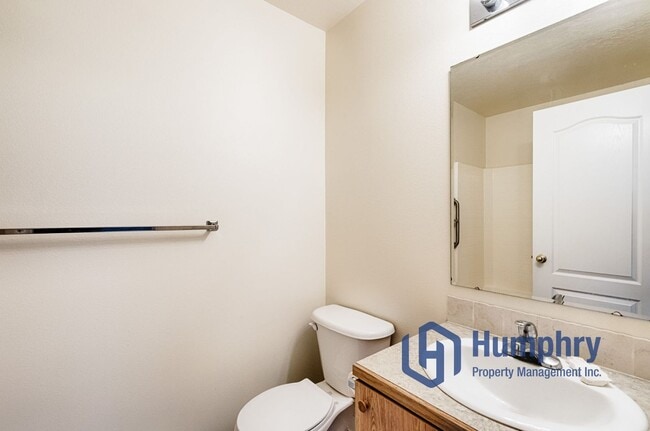 Building Photo - Nampa Fourplex, 2Bd/2Bth/CP, 930Sqft, near Karcher mall off Caldwell Blvd in Nampa