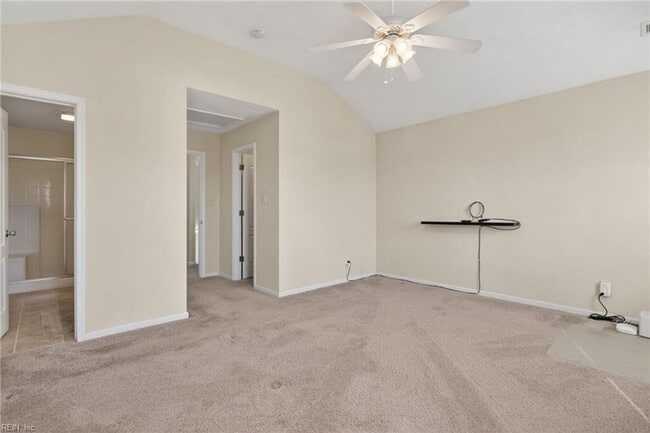 Building Photo - Immaculate Townhome in Camellia Gardens!