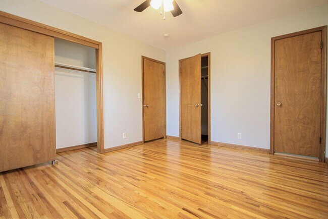 Building Photo - 3 Bedroom / 2.5 Bathroom House Available N...