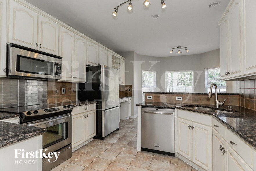 Building Photo - 1001 Josey Ln