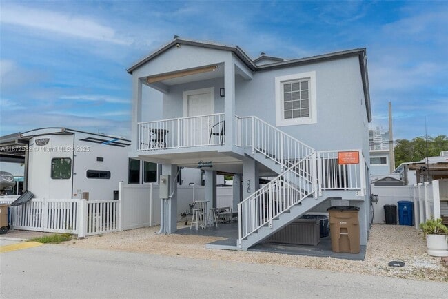 Building Photo - 325 Calusa St