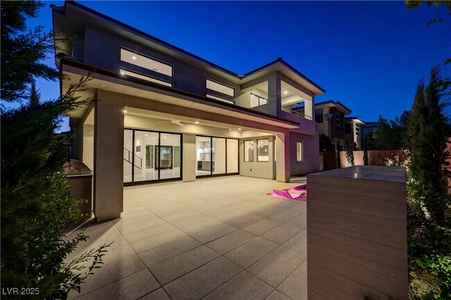 Building Photo - 68 Grey Feather Dr