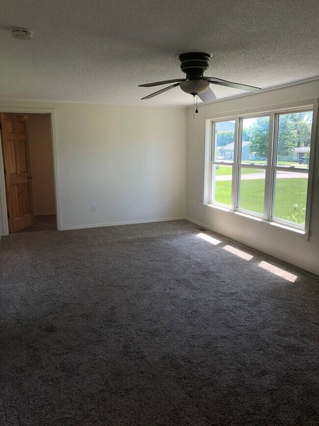 Building Photo - 2824 Country Ln