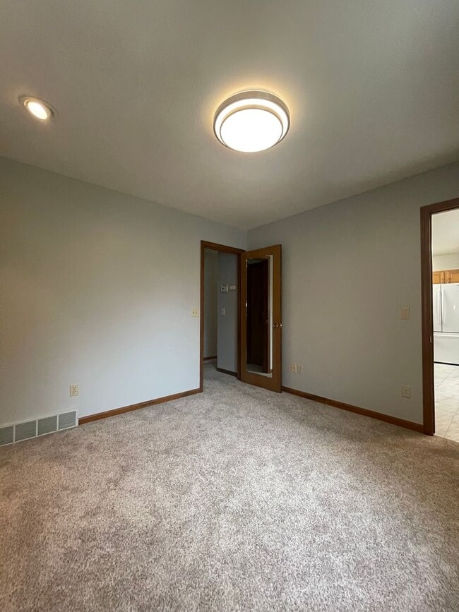 Building Photo - Two Bedroom 55+ Condo in Kalamazoo