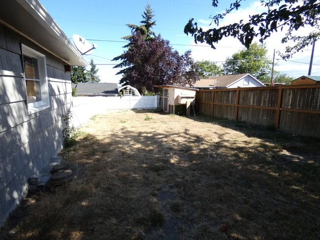 Building Photo - Centrally Charming