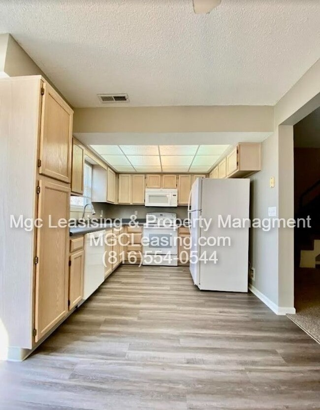 Building Photo - 1012 NE Whispering Winds Ct