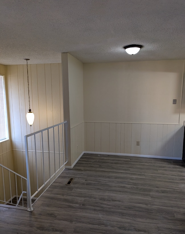 Building Photo - 2 Bed 1 Bath Apartment - New Floors - Attached Garage!