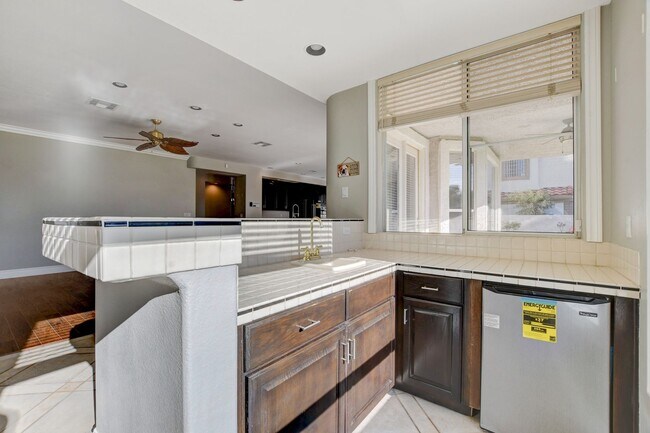 Building Photo - COMING SOON!! $1000 off 1st months Rent Guard-Gated Golf Course Living on the 14th Green!