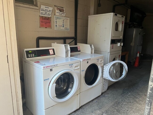 Building Photo - 2 Bed/1 Bath unit on Cleghorn St in Waikiki