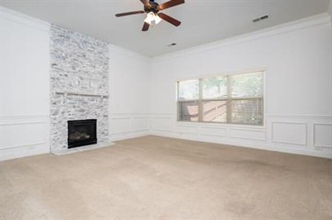Building Photo - Stunning 4/3 Available Now!