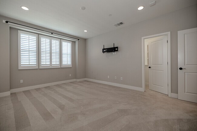 Building Photo - 196 E Main Ave