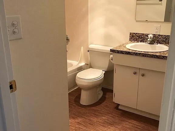 Building Photo - 2202 NE 10th Plz