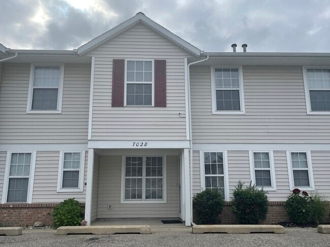 Building Photo - Lake Bella Vista Townhome Rockford