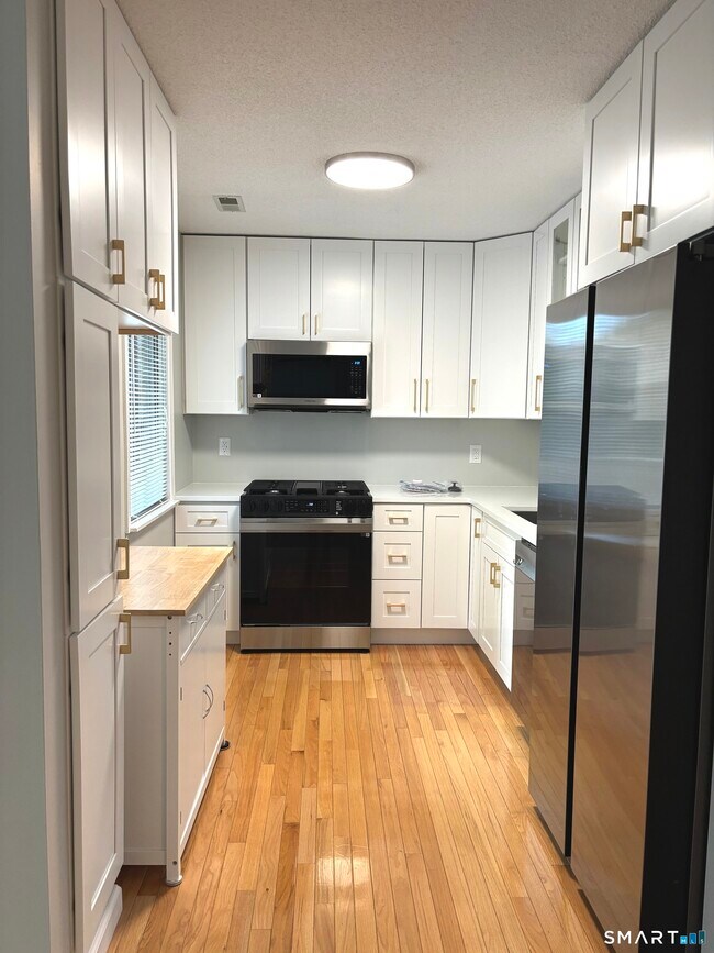 Building Photo - 19 Greenbriar Dr
