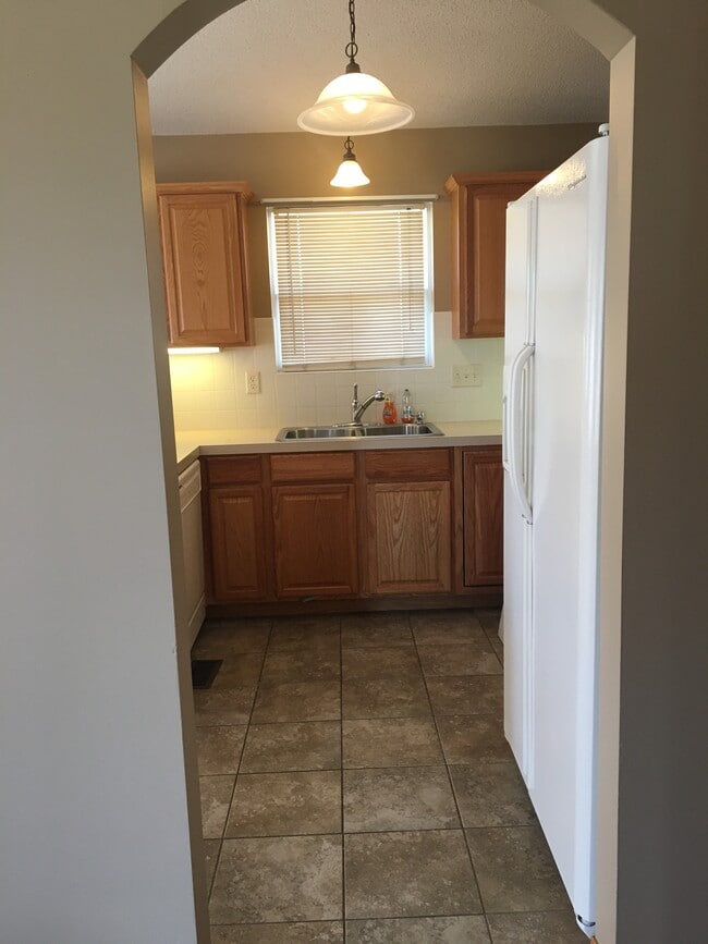 Building Photo - 2218 E Carriage Dr