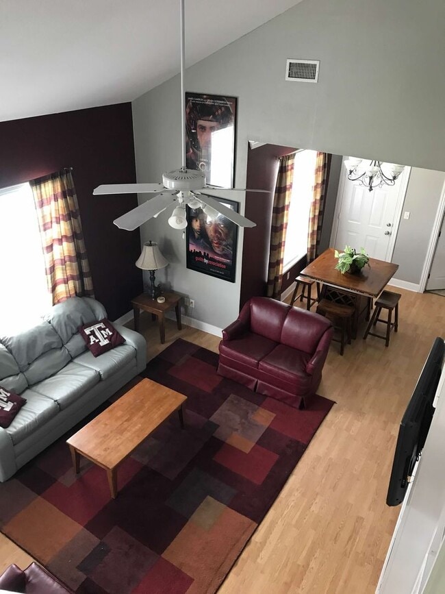 Building Photo - Spacious condo