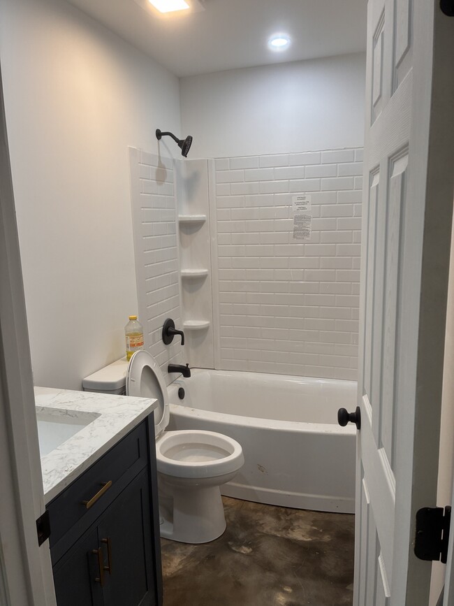 Building Photo - 408 Elm St