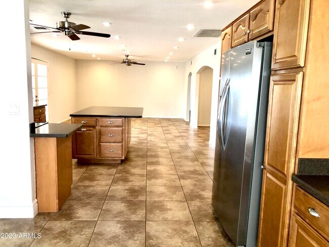Building Photo - 6711 E Aire Libre Ln