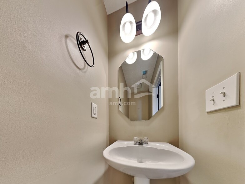 Building Photo - 4861 Nina Marie Ave