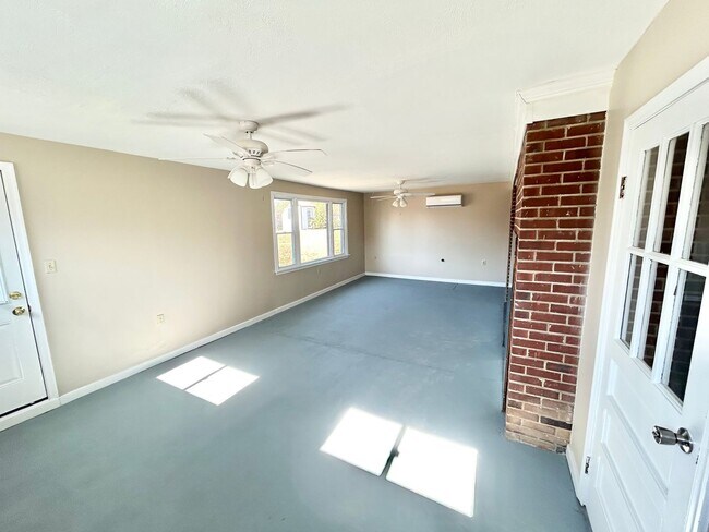 Building Photo - 7953 Meadow Dr