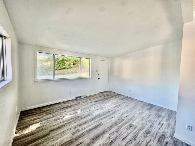 Building Photo - Charming 3-bedroom!