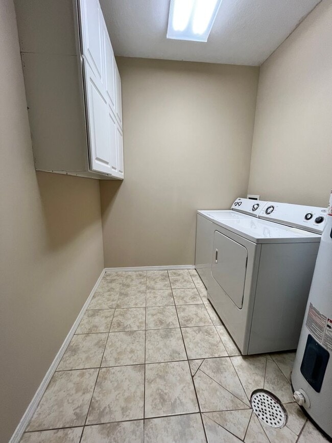 Building Photo - 2 Bedroom Twinhome For Rent in Lennox, SD!!