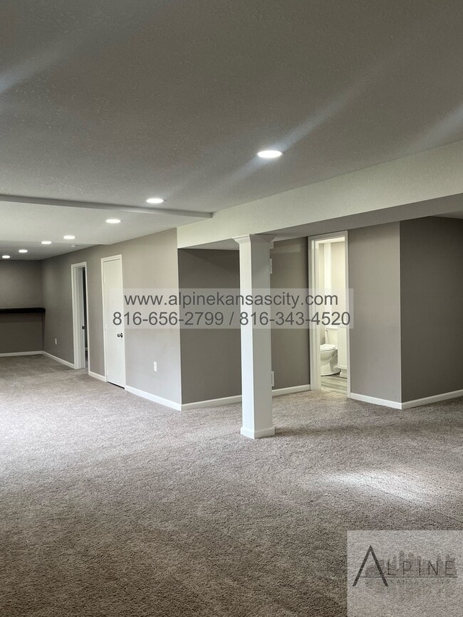 Building Photo - 5 Bedrooms, PLUS Rec Room in Gladstone!