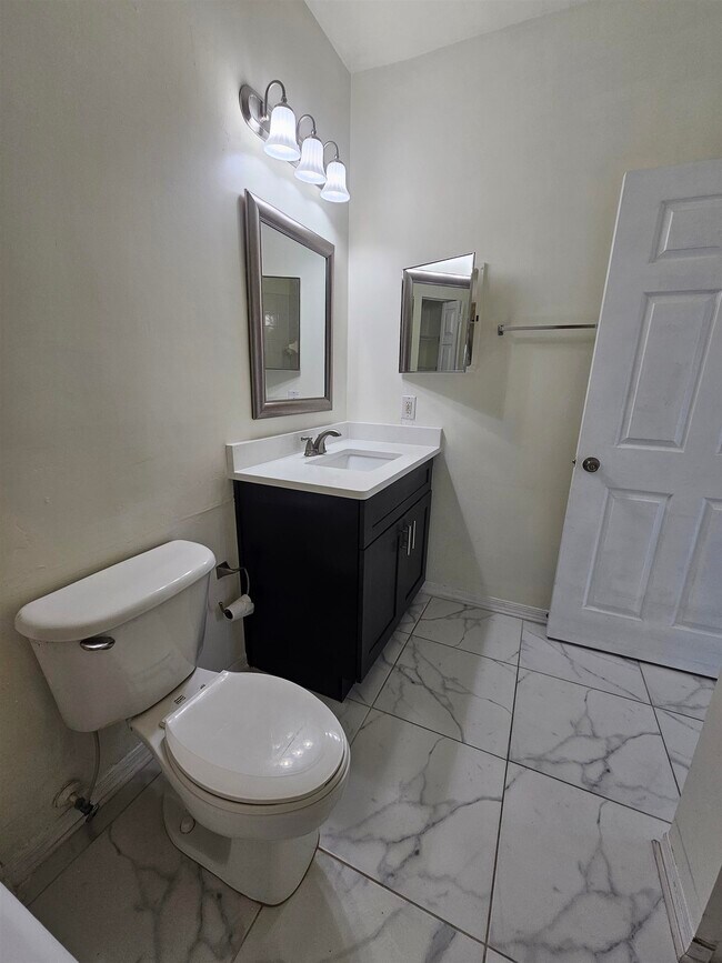 Building Photo - 560 Florida Club Blvd