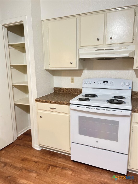 Building Photo - 1051 Country Club Unit G #26 Dr