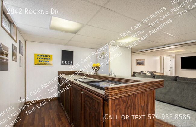 Building Photo - 2842 Rockne Dr