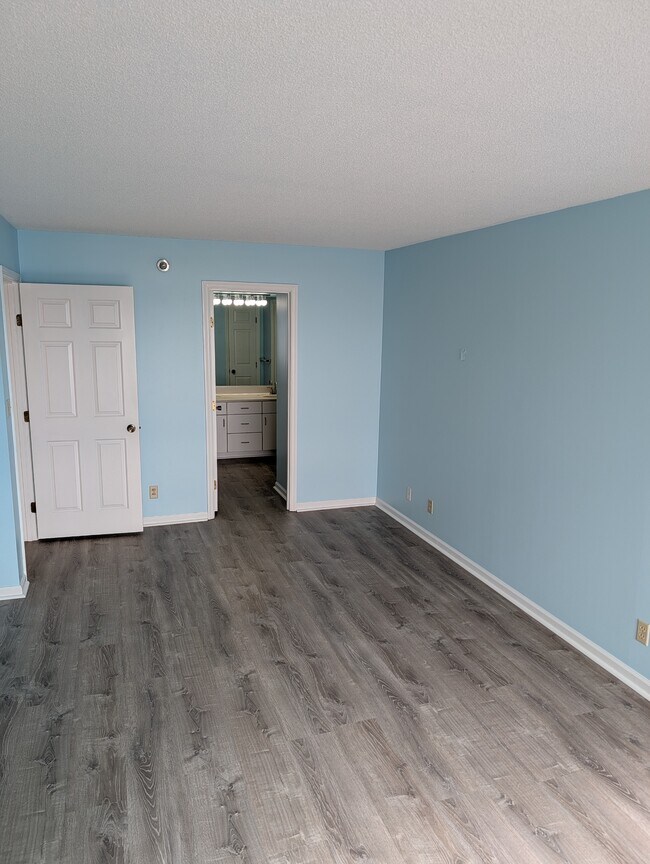 Building Photo - 7505 River Rd