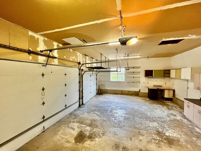 Building Photo - Seabeck Heights Home with Pickle Ball Court!