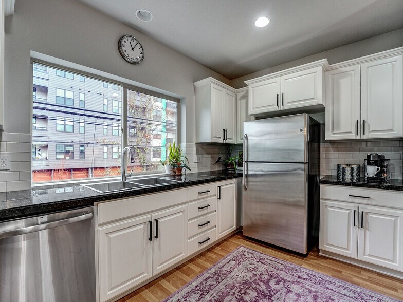 Building Photo - 8918 SW Elena Ln