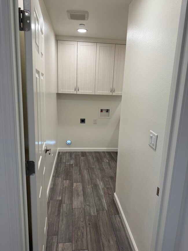 Building Photo - 1147 Dewitt Ave