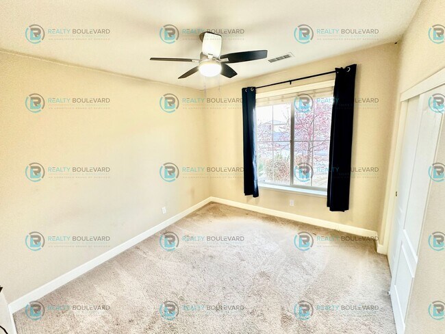 Building Photo - Spacious 4-Bedroom Gem in Somersett with S...