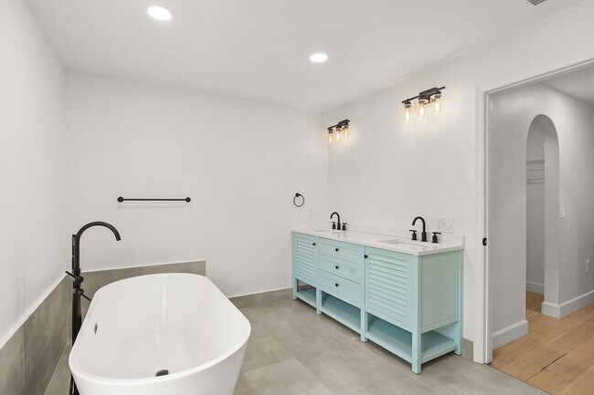 Building Photo - 5947 Ridge Lake Cir