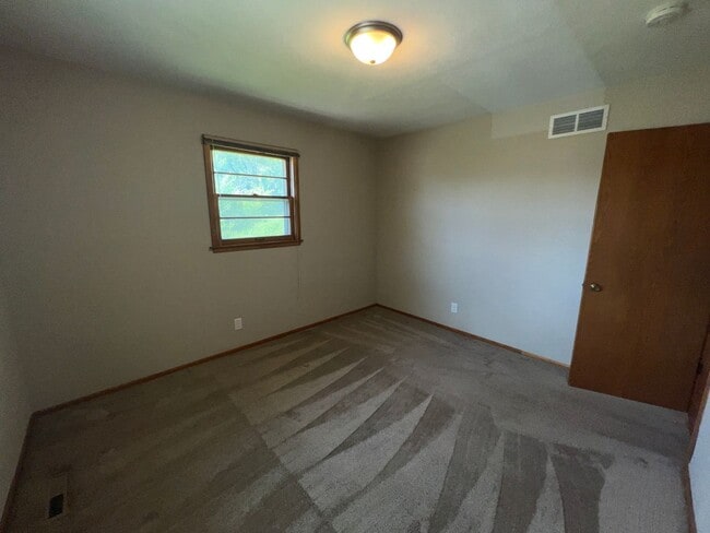 Building Photo - 3 Bed | 2 Bath | Single-Family Home | 2,400 Sq Ft