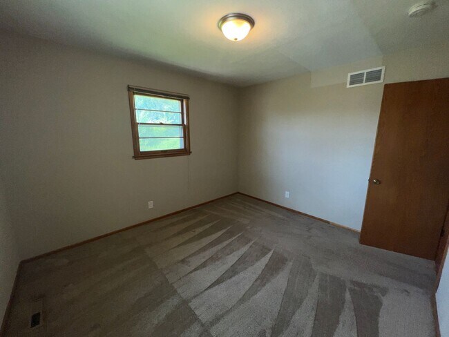 Building Photo - Spacious 3-bed, 2-bath Single Family Home!