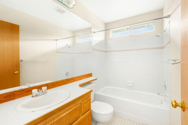 Building Photo - Beautiful and Bright 3 Bedroom Home in Klahanie