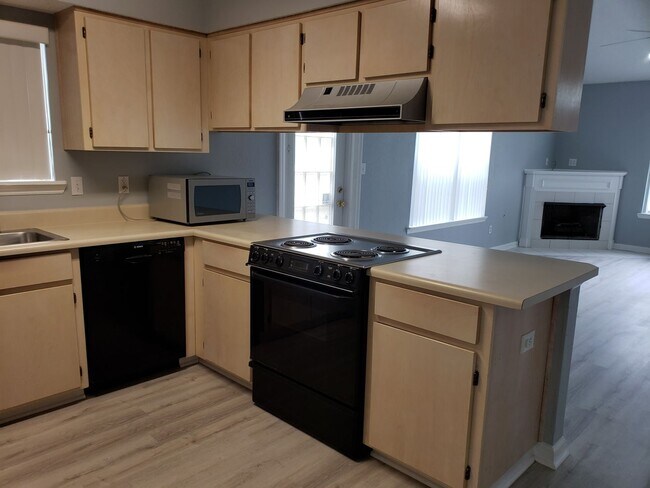 Building Photo - 3 bedroom townhome for rent in NE Tallahassee, wood floors, fenced yard available for a move in r...