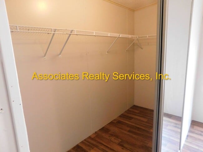 Building Photo - Secluded home in the country!