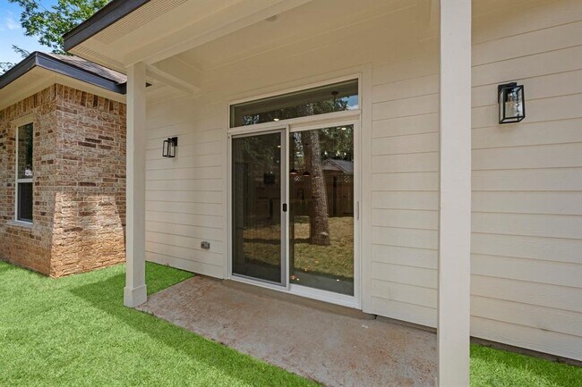 Building Photo - 327 Paradise Ln