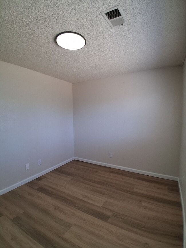 Building Photo - 546/550 E Polk St
